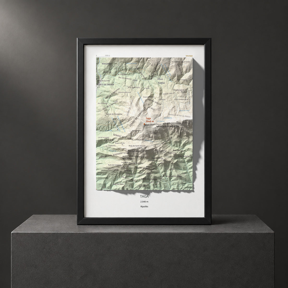 Mapa de relieve de Taga, 2040 m, Ripollès, lámina 100 Cims de Trobart. Presentación enmarcada. 21 × 30 cm.