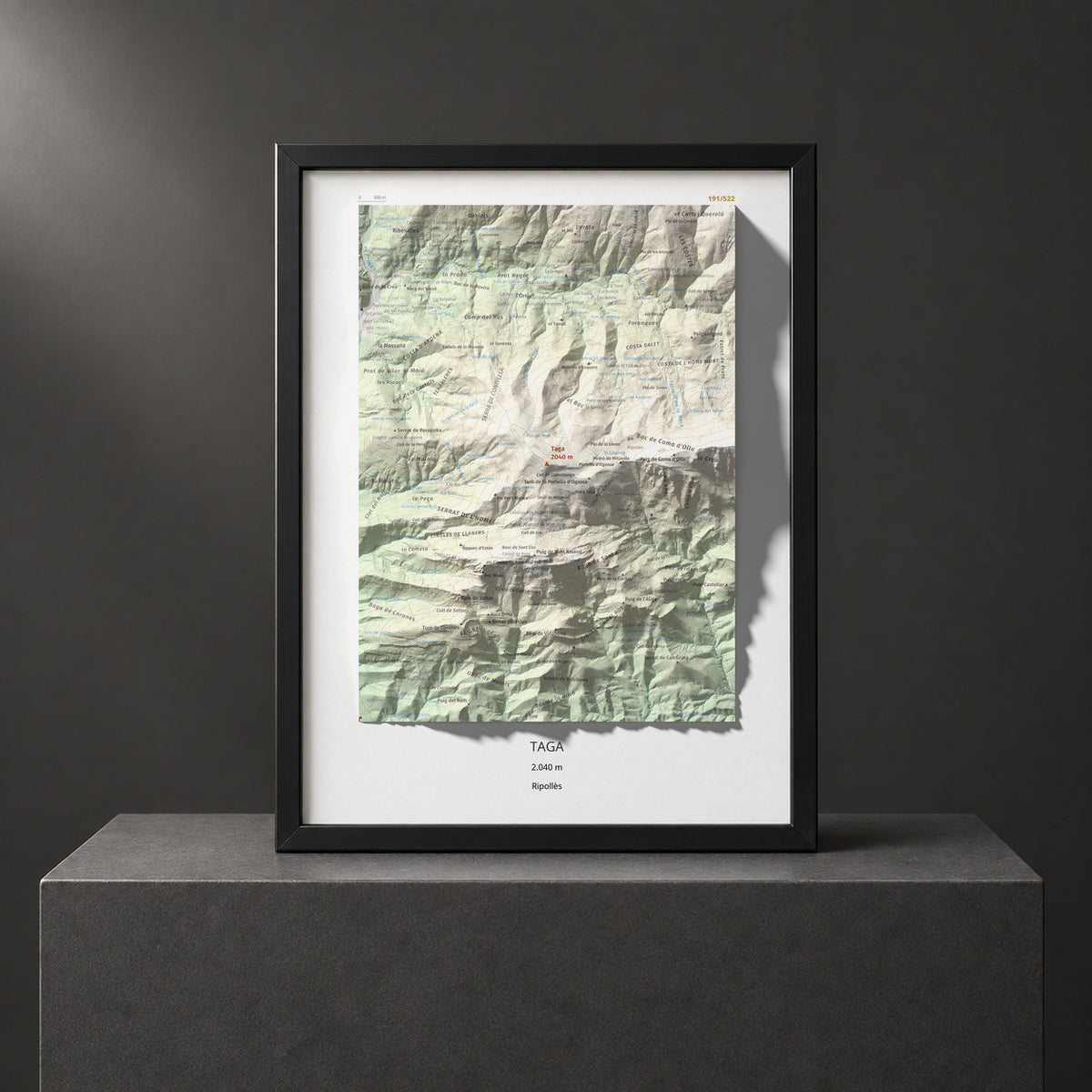 Mapa de relieve de Taga, 2040 m, Ripollès, lámina 100 Cims de Trobart. Presentación enmarcada. 30 × 40 cm.
