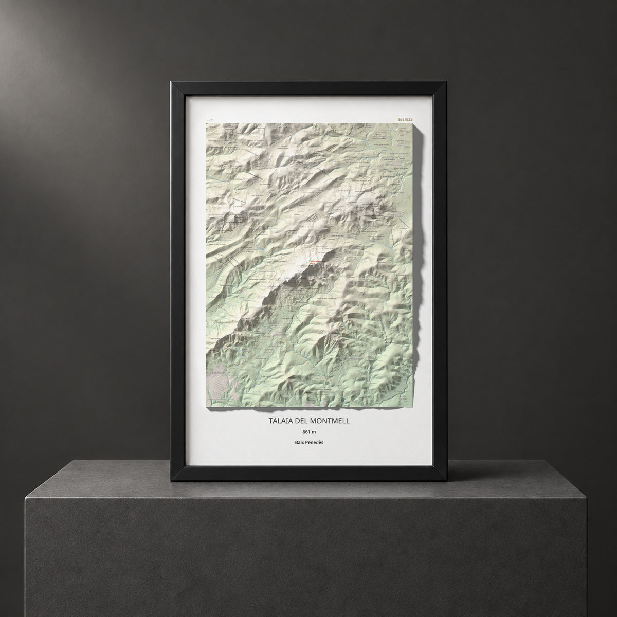 Mapa de relieve de Talaia del Montmell, 861 m, Baix Penedès, lámina 100 Cims de Trobart. Presentación enmarcada. 61 × 91 cm.
