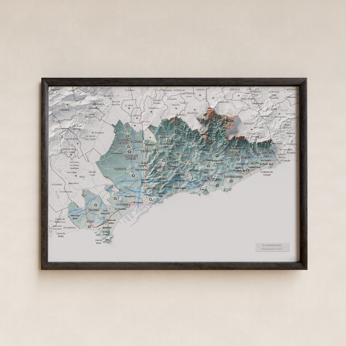 Mapa de relieve del Tarragonès, con el territorio en color y el entorno en blanco. Presentación con marco. 21 × 30 cm. Estilo Azul y naranja.