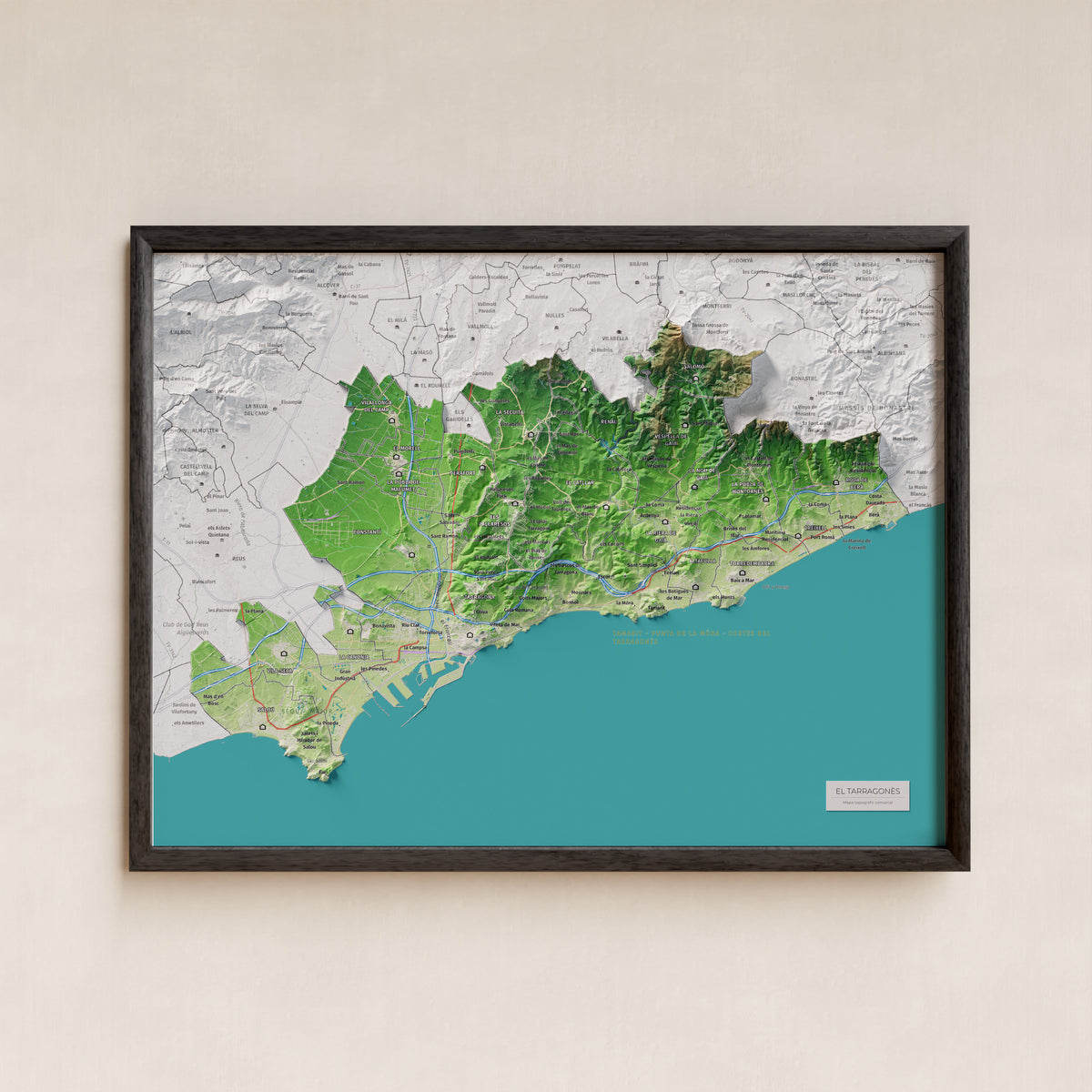 Mapa de relieve del Tarragonès, con el territorio en color y el entorno en blanco. Presentación con marco. 30 × 40 cm. Estilo Clásico.