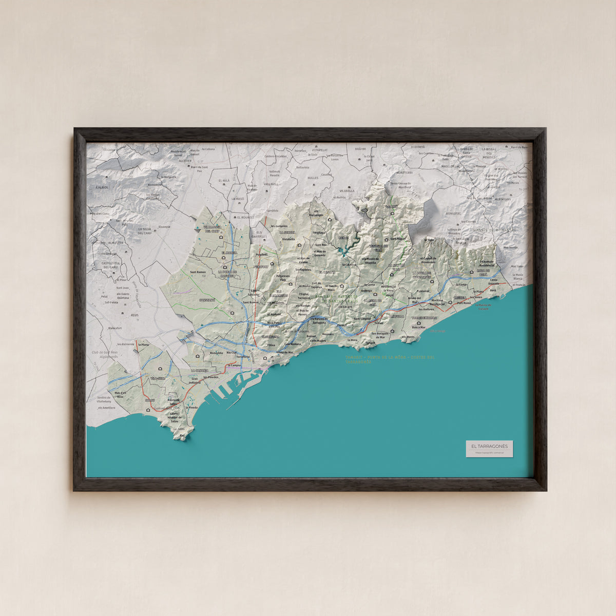 Mapa de relieve del Tarragonès, con el territorio en color y el entorno en blanco. Presentación con marco. 30 × 40 cm. Estilo Cartográfico.