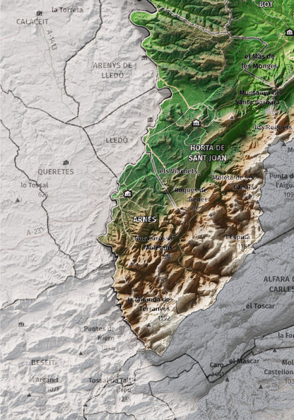 Mapa de relleu de la Terra Alta, amb el territori en color i l’entorn en blanc. Detall de la part inferior esquerra. 21 × 30 cm. Estil Clàssic.
