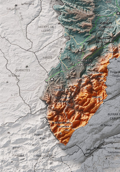 Mapa de relleu de la Terra Alta, amb el territori en color i l’entorn en blanc. Detall de la part inferior esquerra. 21 × 30 cm. Estil Blau i taronja.