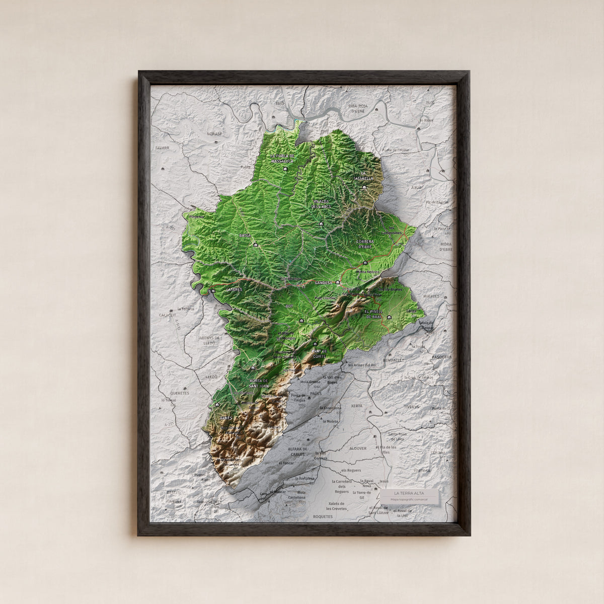 Mapa de relleu de la Terra Alta, amb el territori en color i l’entorn en blanc. Presentació amb marc. 21 × 30 cm. Estil Clàssic.