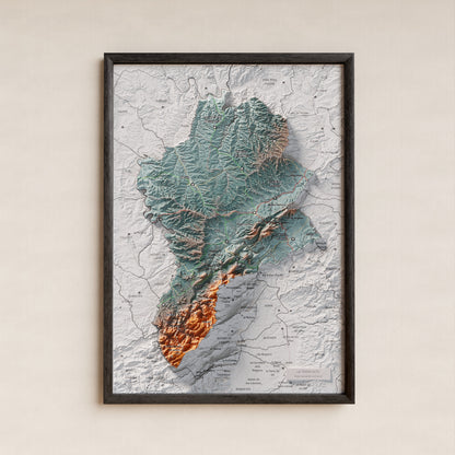Mapa de relleu de la Terra Alta, amb el territori en color i l’entorn en blanc. Presentació amb marc. 21 × 30 cm. Estil Blau i taronja.