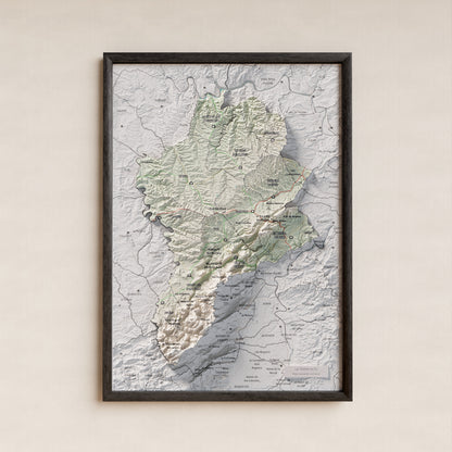 Mapa de relleu de la Terra Alta, amb el territori en color i l’entorn en blanc. Presentació amb marc. 21 × 30 cm. Estil Cartogràfic.