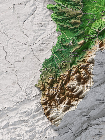 Mapa de relleu de la Terra Alta, amb el territori en color i l’entorn en blanc. Detall de la part inferior esquerra. 30 × 40 cm. Estil Clàssic.