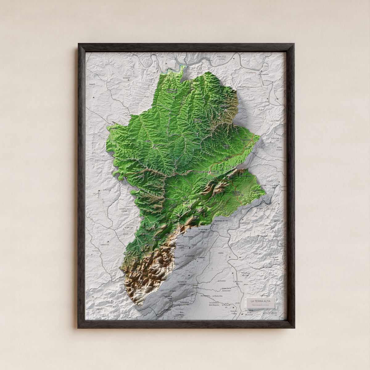 Mapa de relleu de la Terra Alta, amb el territori en color i l’entorn en blanc. Presentació amb marc. 30 × 40 cm. Estil Clàssic.