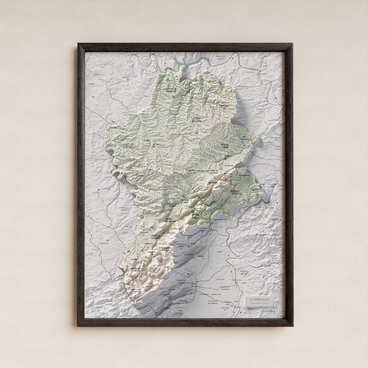 Mapa de relleu de la Terra Alta, amb el territori en color i l’entorn en blanc. Presentació amb marc. 30 × 40 cm. Estil Cartogràfic.
