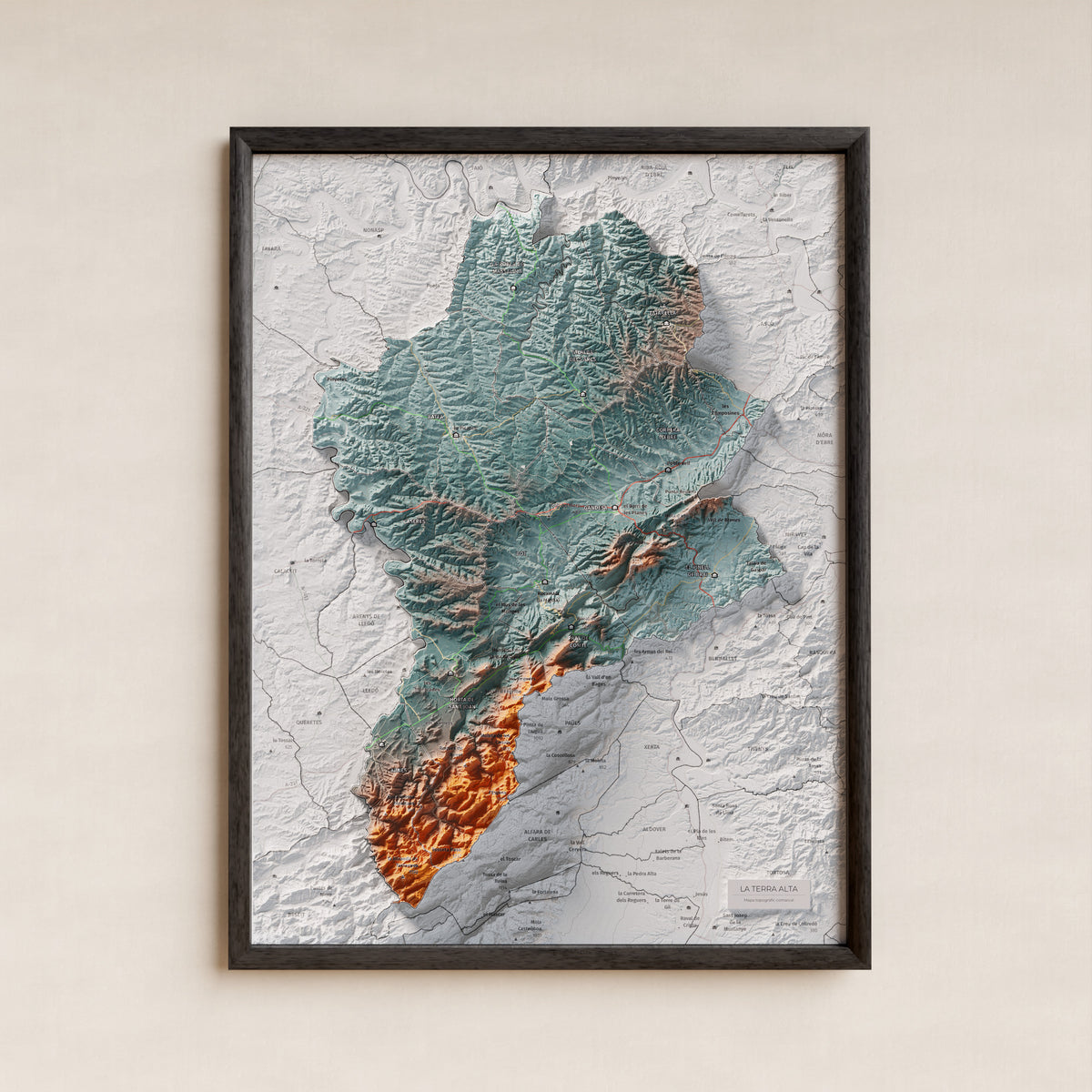 Mapa de relleu de la Terra Alta, amb el territori en color i l’entorn en blanc. Presentació amb marc. 30 × 40 cm. Estil Blau i taronja.