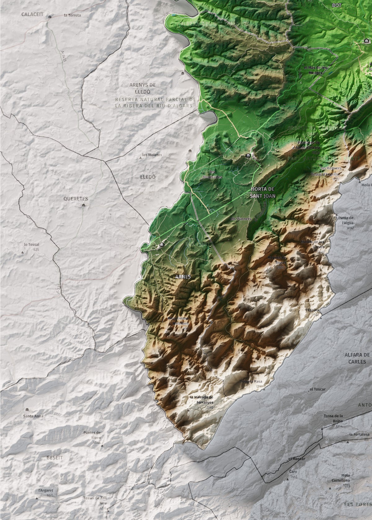 Mapa de relleu de la Terra Alta, amb el territori en color i l’entorn en blanc. Detall de la part inferior esquerra. 50 × 70 cm. Estil Clàssic.