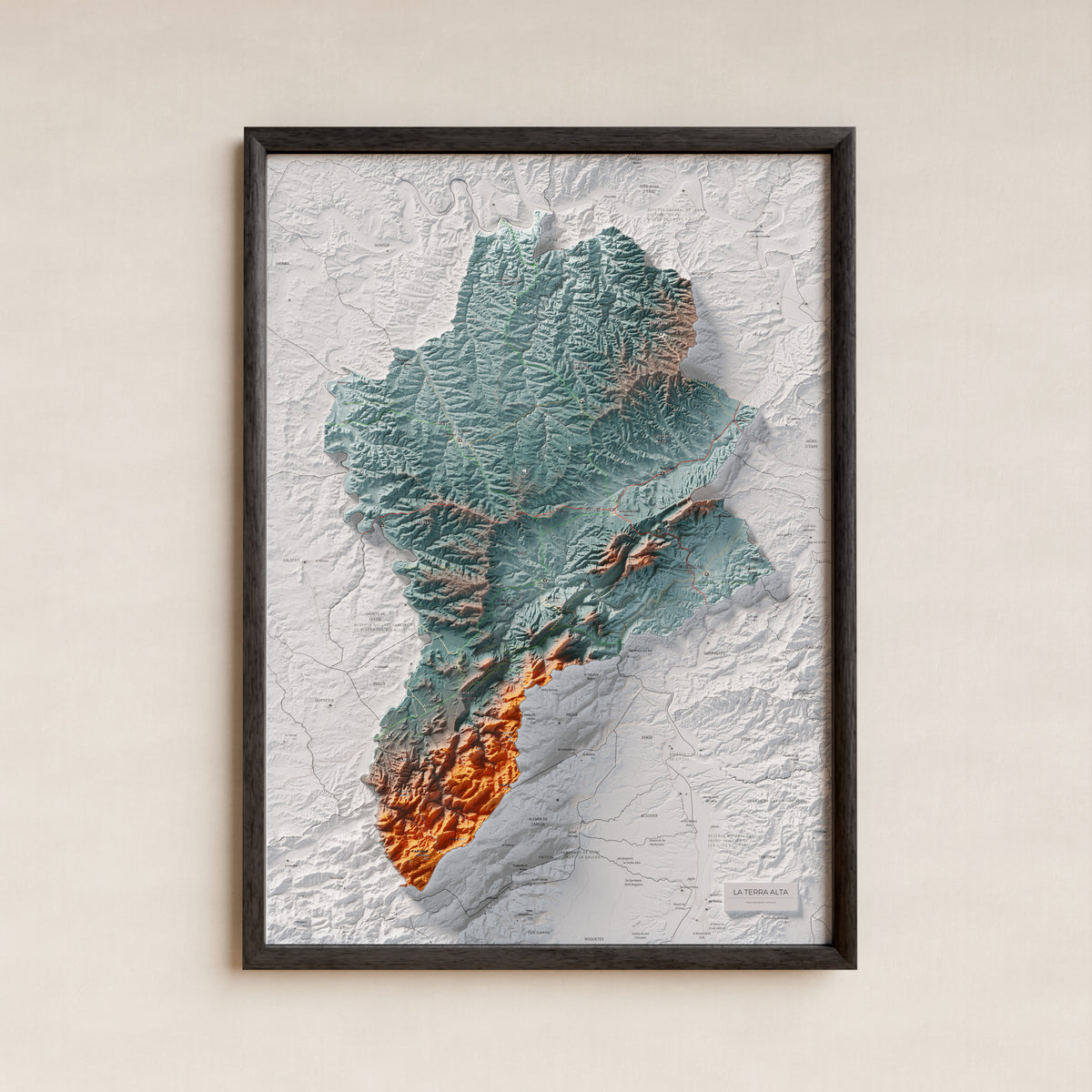 Mapa de relleu de la Terra Alta, amb el territori en color i l’entorn en blanc. Presentació amb marc. 50 × 70 cm. Estil Blau i taronja.