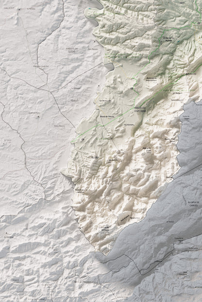Mapa de relleu de la Terra Alta, amb el territori en color i l’entorn en blanc. Detall de la part inferior esquerra. 61 × 91 cm. Estil Cartogràfic.