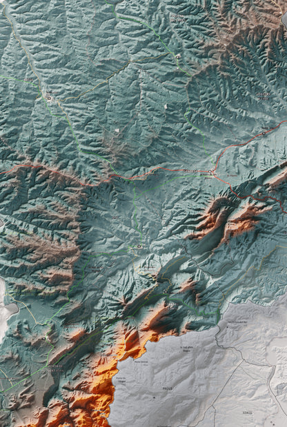 Mapa de relleu de la Terra Alta, amb el territori en color i l’entorn en blanc. Detall de la part central. 61 × 91 cm. Estil Blau i taronja.