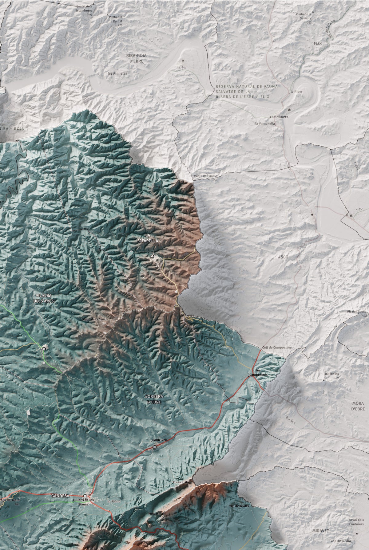 Mapa de relleu de la Terra Alta, amb el territori en color i l’entorn en blanc. Detall de la part superior dreta. 61 × 91 cm. Estil Blau i taronja.
