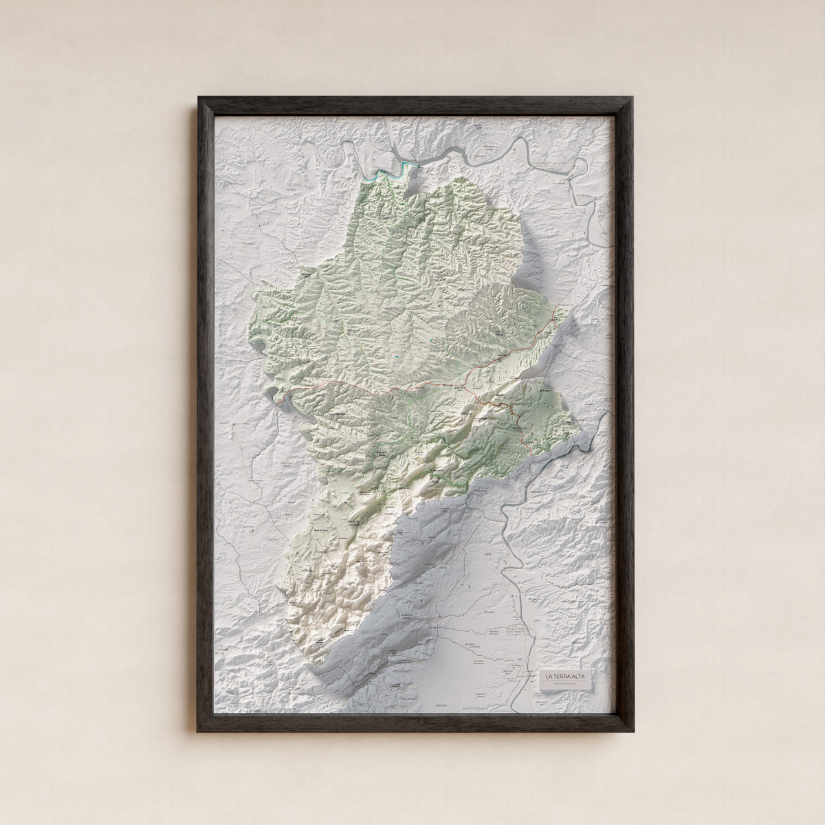 Mapa de relleu de la Terra Alta, amb el territori en color i l’entorn en blanc. Presentació amb marc. 61 × 91 cm. Estil Cartogràfic.