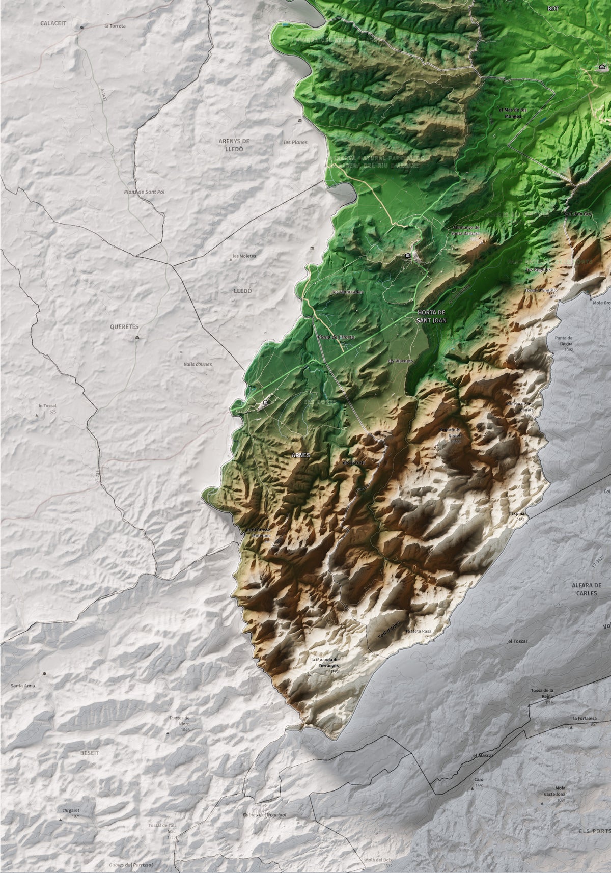 Mapa de relleu de la Terra Alta, amb el territori en color i l’entorn en blanc. Detall de la part inferior esquerra. 70 × 100 cm. Estil Clàssic.