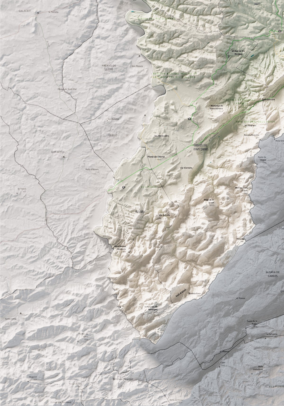 Mapa de relleu de la Terra Alta, amb el territori en color i l’entorn en blanc. Detall de la part inferior esquerra. 70 × 100 cm. Estil Cartogràfic.