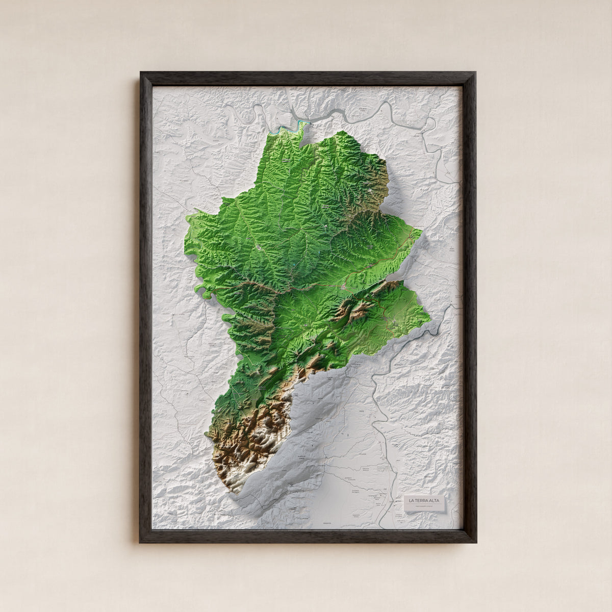 Mapa de relleu de la Terra Alta, amb el territori en color i l’entorn en blanc. Presentació amb marc. 70 × 100 cm. Estil Clàssic.