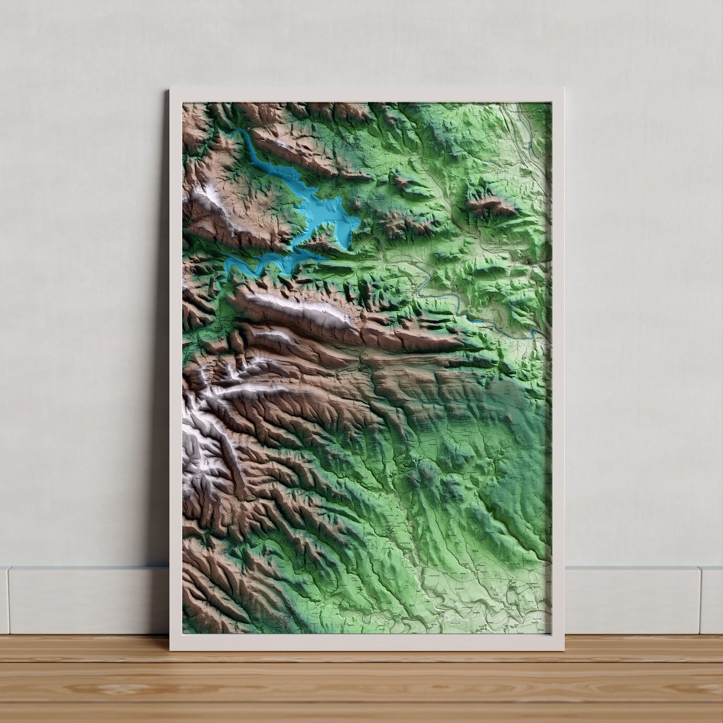 Mapa artístico del relieve de Terrades, al Alt Empordà, con 15 km de entorno y base topográfica ICGC. Presentación enmarcada.