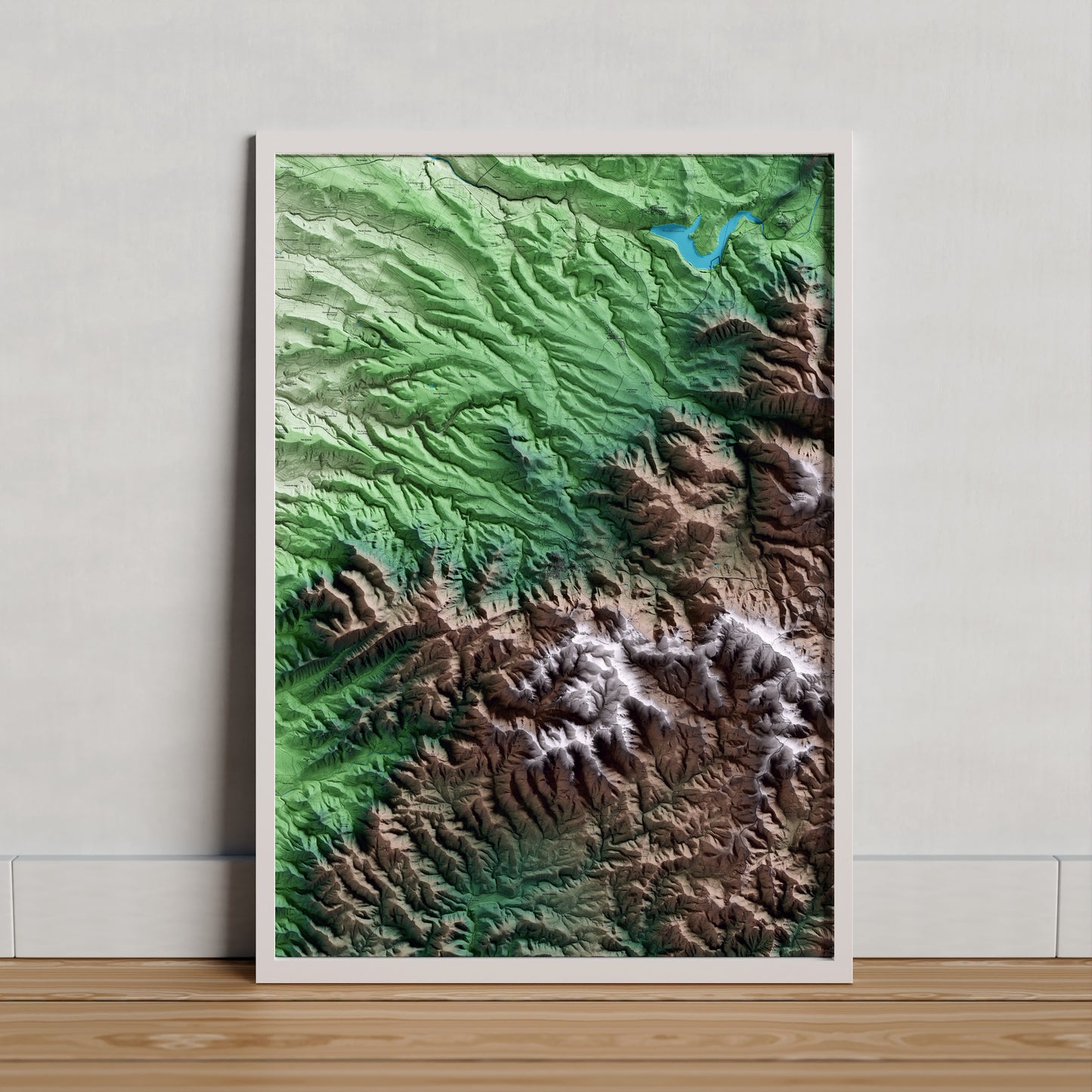 Mapa artístico del relieve de Tivissa, a la Ribera de Ebro, con 15 km de entorno y base topográfica ICGC. Presentación enmarcada.