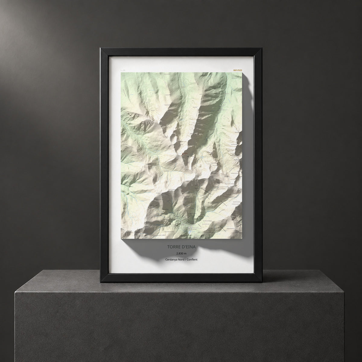 Mapa de relieve de Torre d'Eina, 2830 m, Cerdanya Nord · Conflent, lámina 100 Cims de Trobart. Presentación enmarcada. 61 × 91 cm.