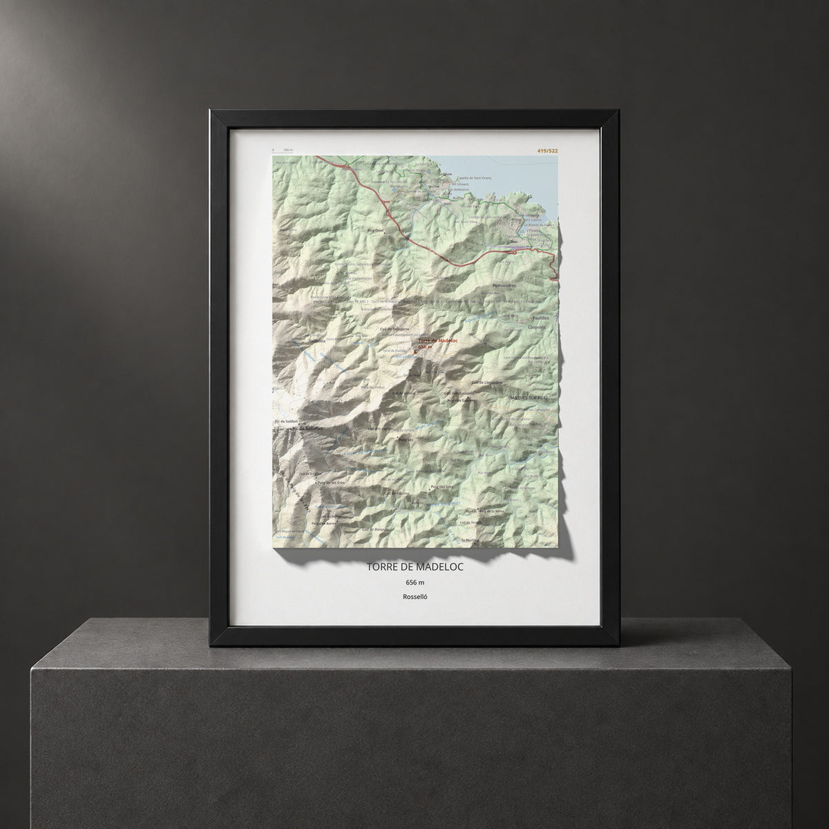 Mapa de relieve de Torre de Madeloc, 656 m, Rosselló, lámina 100 Cims de Trobart. Presentación enmarcada. 30 × 40 cm.