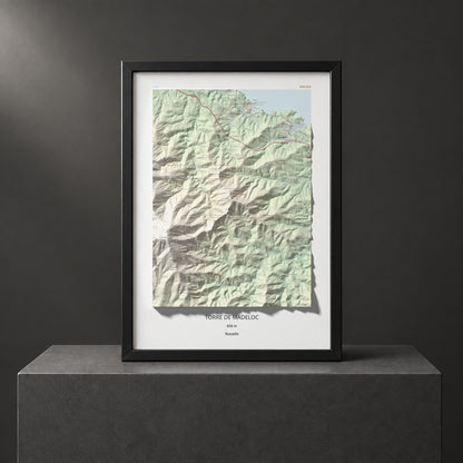 Mapa de relieve de Torre de Madeloc, 656 m, Rosselló, lámina 100 Cims de Trobart. Presentación enmarcada. 50 × 70 cm.