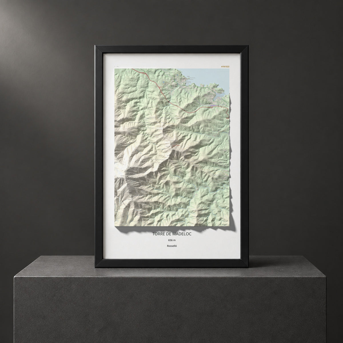 Mapa de relieve de Torre de Madeloc, 656 m, Rosselló, lámina 100 Cims de Trobart. Presentación enmarcada. 61 × 91 cm.