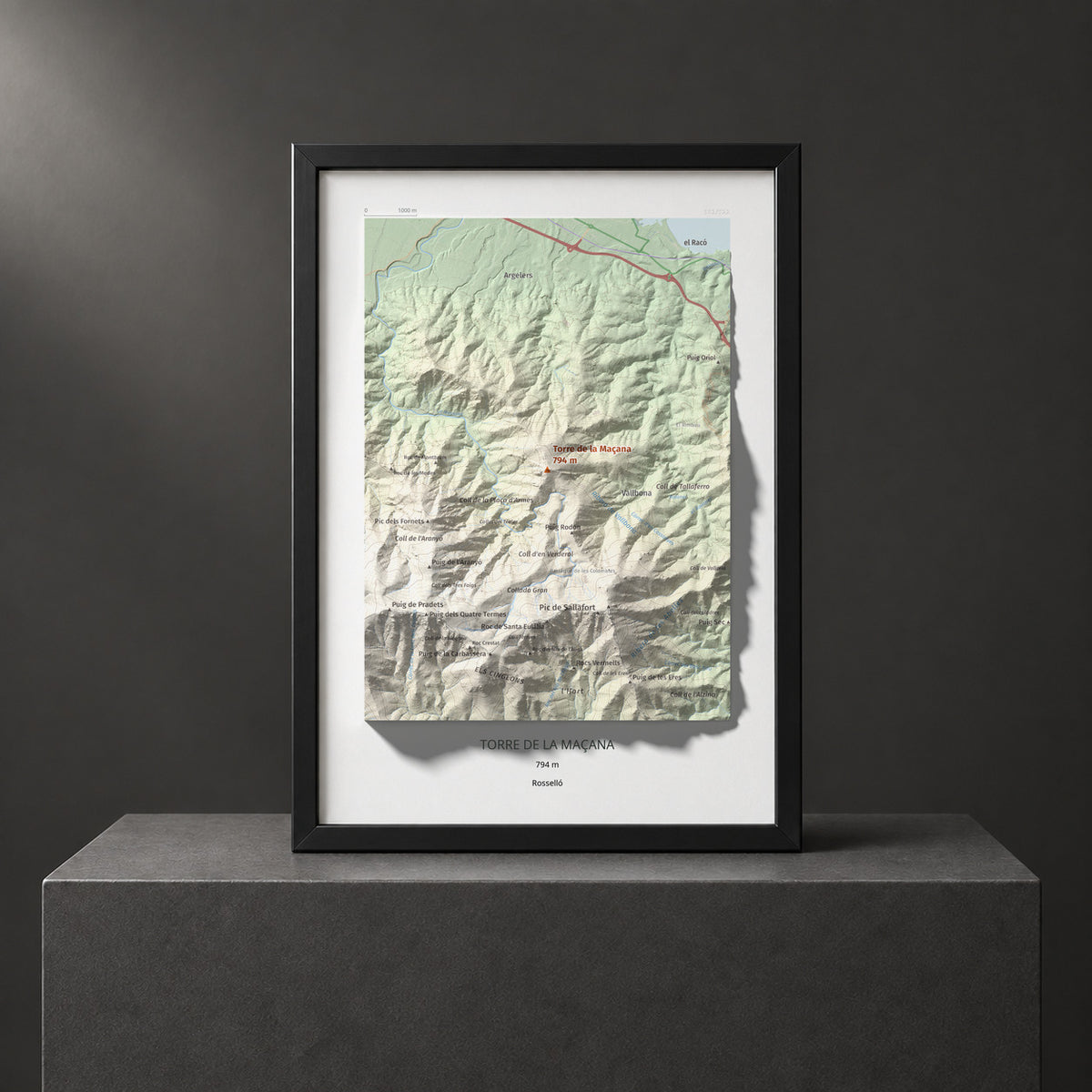 Mapa de relieve de Torre de la Maçana, 794 m, Rosselló, lámina 100 Cims de Trobart. Presentación enmarcada. 21 × 30 cm.