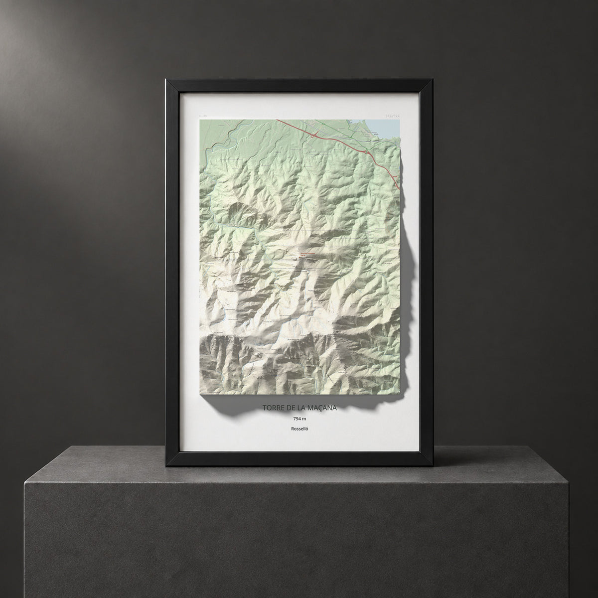 Mapa de relieve de Torre de la Maçana, 794 m, Rosselló, lámina 100 Cims de Trobart. Presentación enmarcada. 61 × 91 cm.