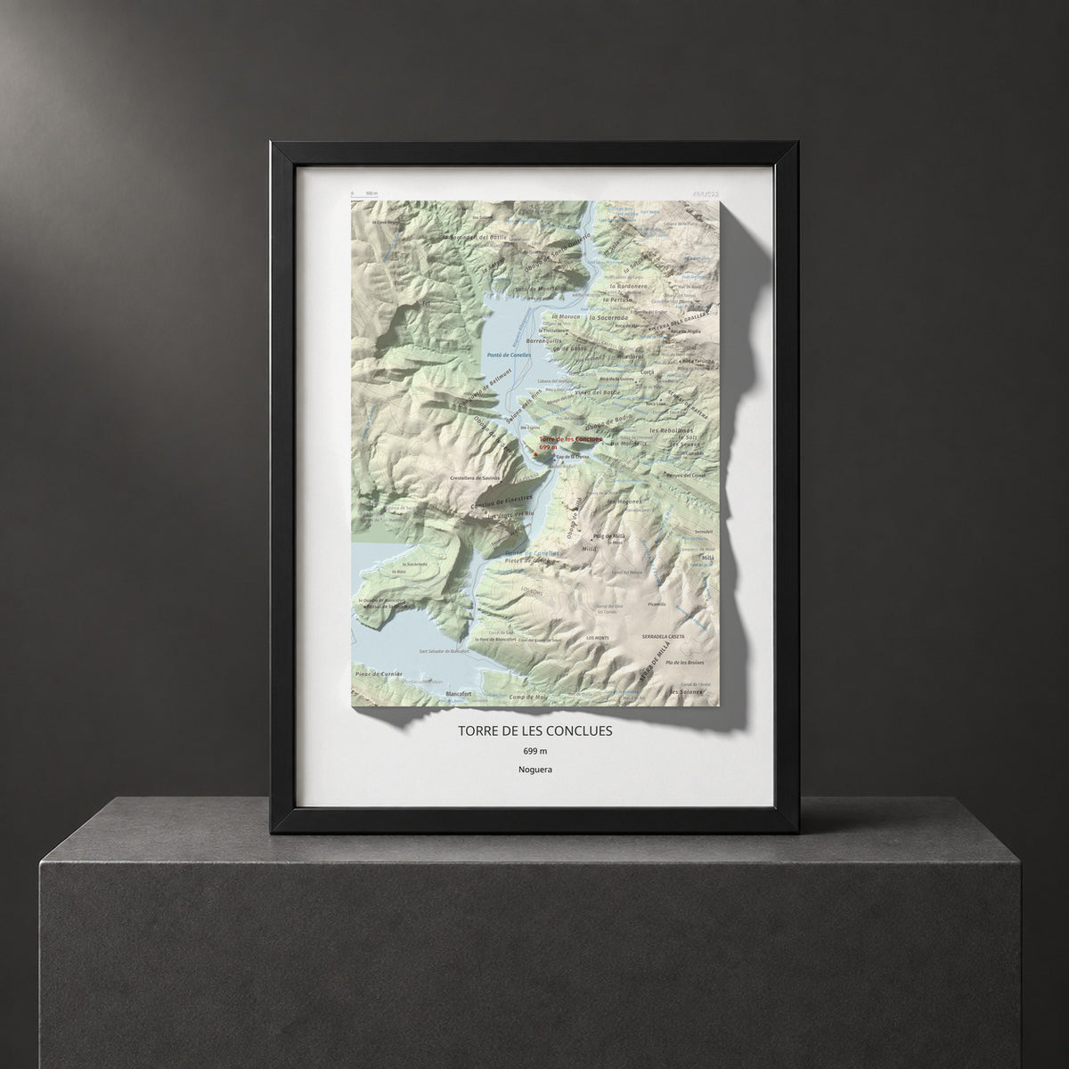 Mapa de relieve de Torre de les Conclues, 699 m, Noguera, lámina 100 Cims de Trobart. Presentación enmarcada. 30 × 40 cm.