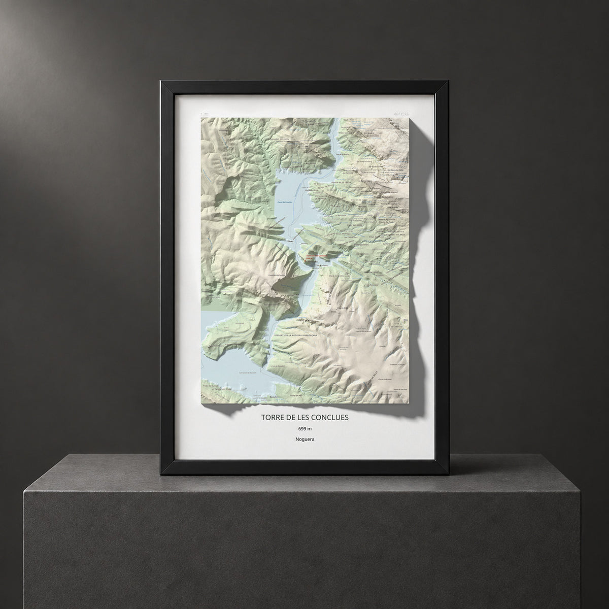 Mapa de relieve de Torre de les Conclues, 699 m, Noguera, lámina 100 Cims de Trobart. Presentación enmarcada. 50 × 70 cm.