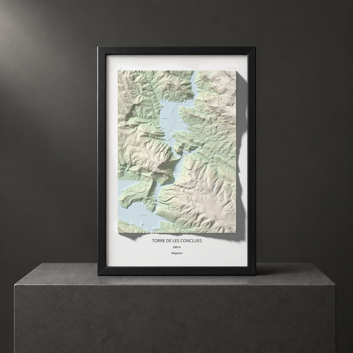 Mapa de relieve de Torre de les Conclues, 699 m, Noguera, lámina 100 Cims de Trobart. Presentación enmarcada. 61 × 91 cm.