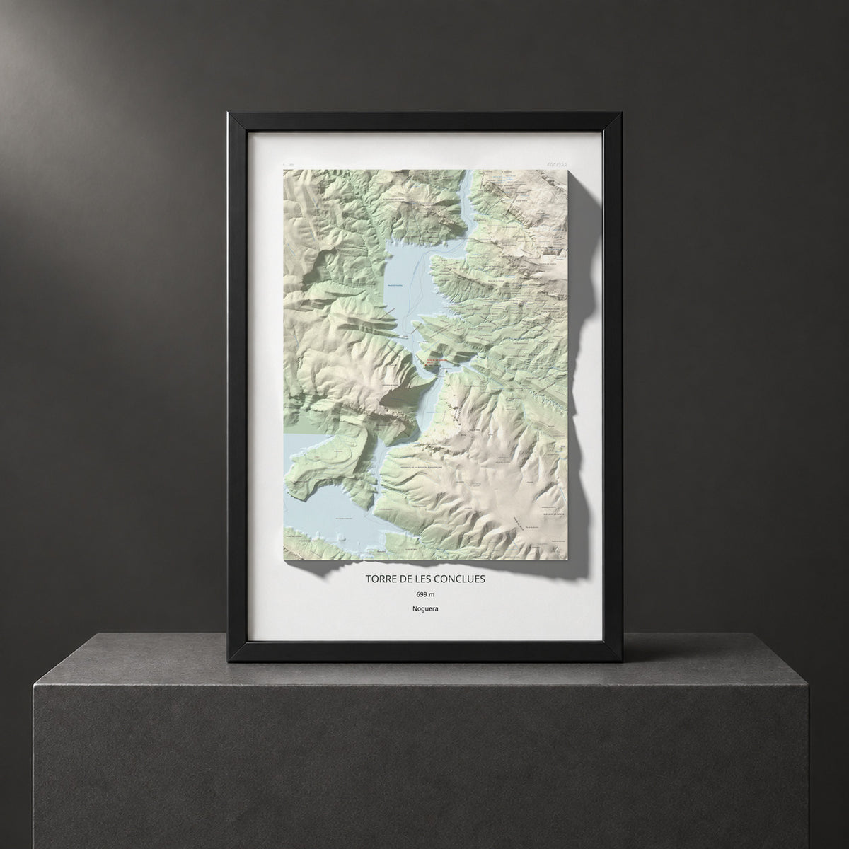 Mapa de relieve de Torre de les Conclues, 699 m, Noguera, lámina 100 Cims de Trobart. Presentación enmarcada. 70 × 100 cm.