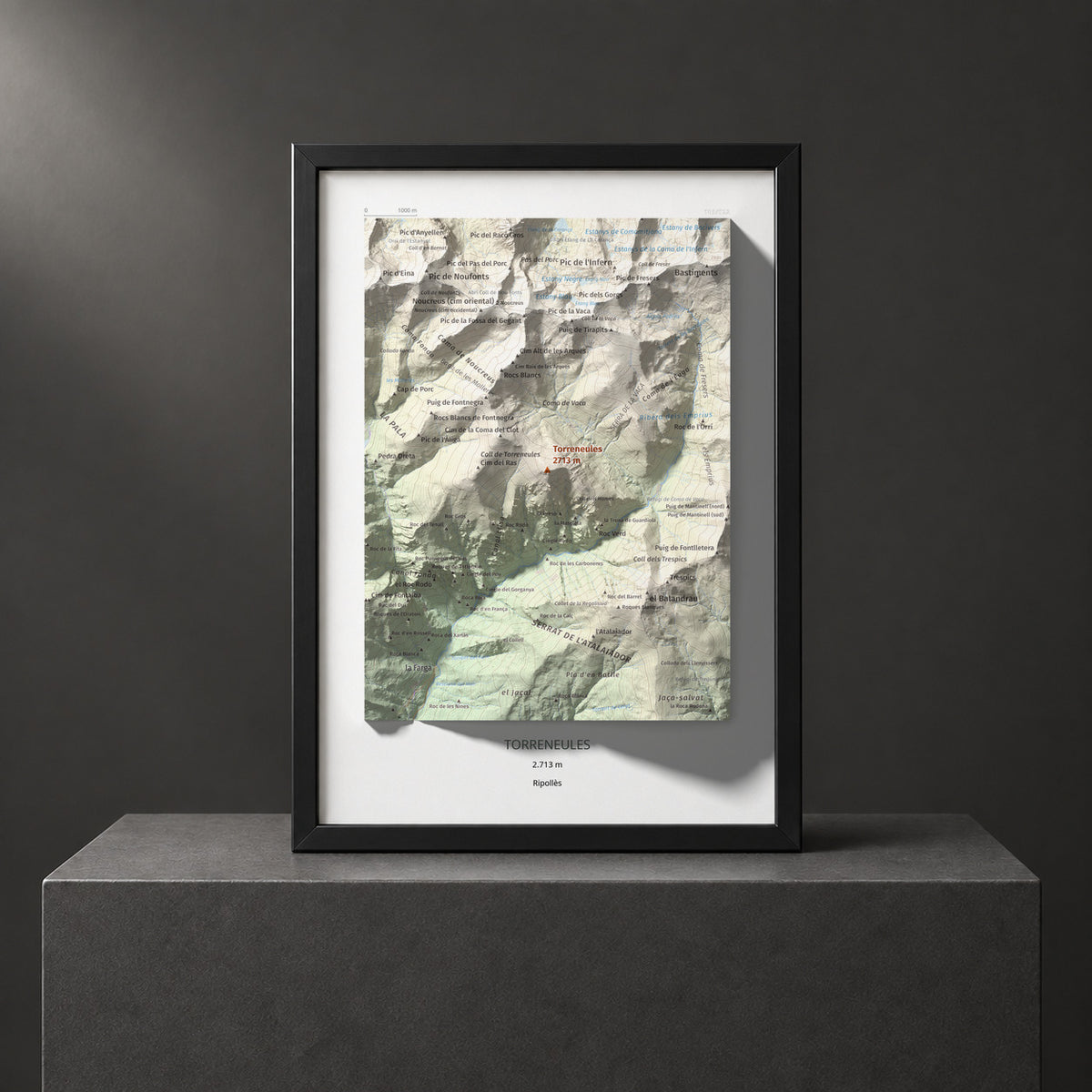 Mapa de relieve de Torreneules, 2713 m, Ripollès, lámina 100 Cims de Trobart. Presentación enmarcada. 21 × 30 cm.