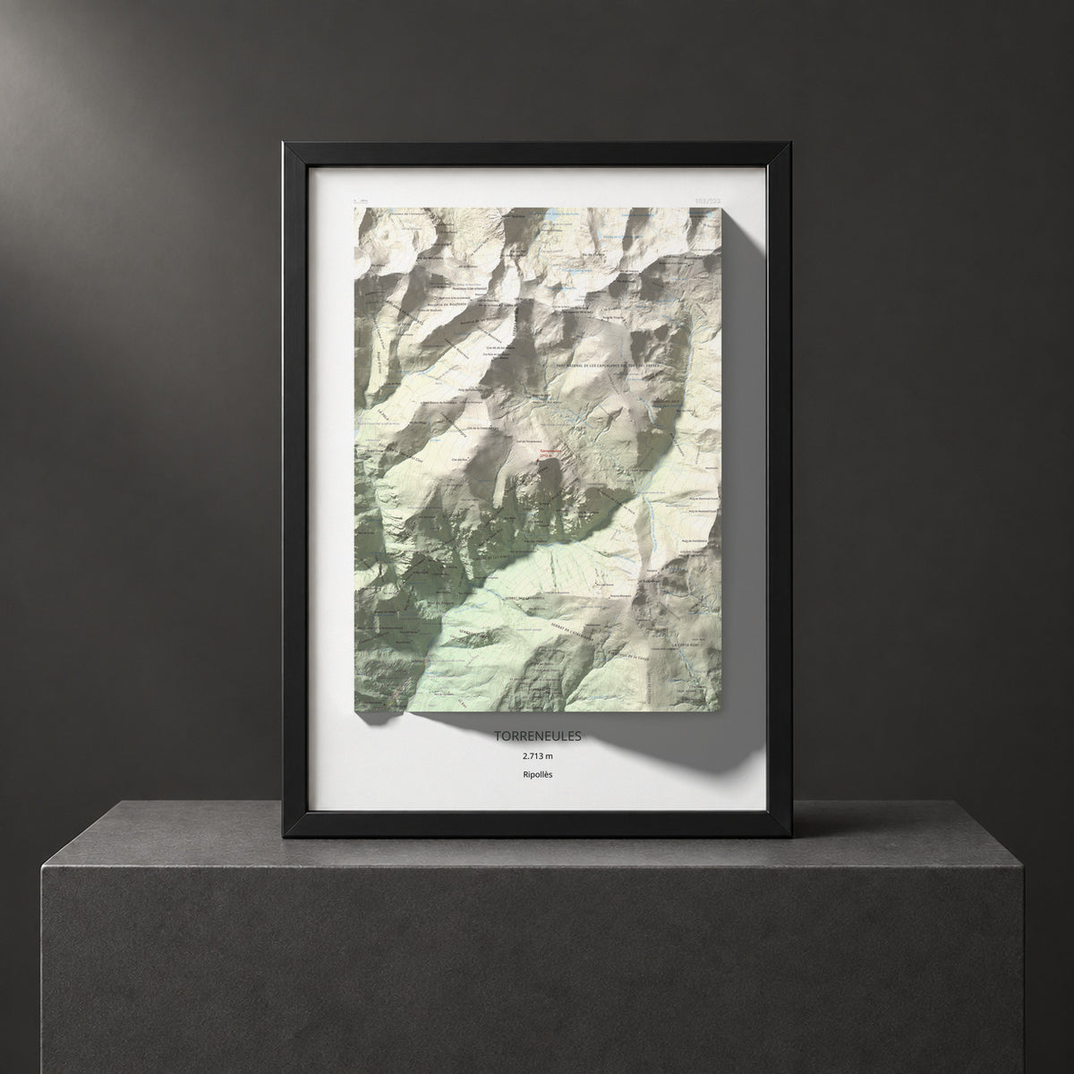 Mapa de relieve de Torreneules, 2713 m, Ripollès, lámina 100 Cims de Trobart. Presentación enmarcada. 50 × 70 cm.