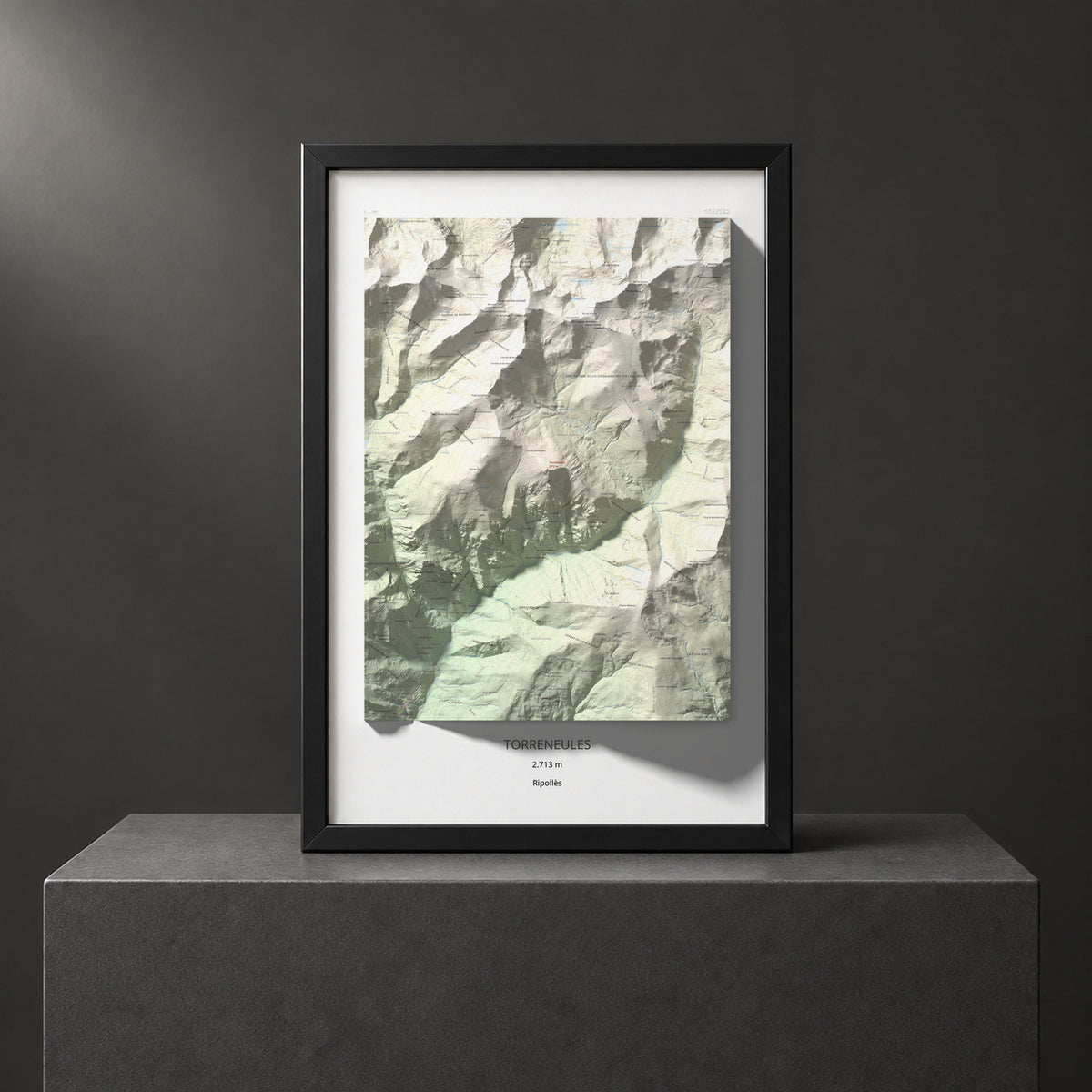 Mapa de relieve de Torreneules, 2713 m, Ripollès, lámina 100 Cims de Trobart. Presentación enmarcada. 61 × 91 cm.