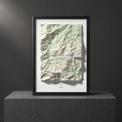 Mapa de relieve de Torres de Cabrenç, 1344 m, Vallespir, lámina 100 Cims de Trobart. Presentación enmarcada. 21 × 30 cm.