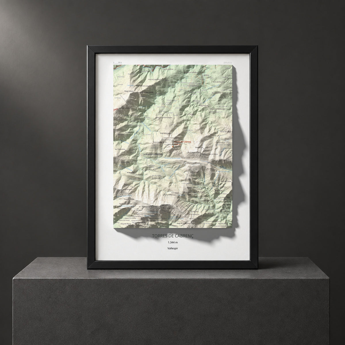 Mapa de relieve de Torres de Cabrenç, 1344 m, Vallespir, lámina 100 Cims de Trobart. Presentación enmarcada. 30 × 40 cm.