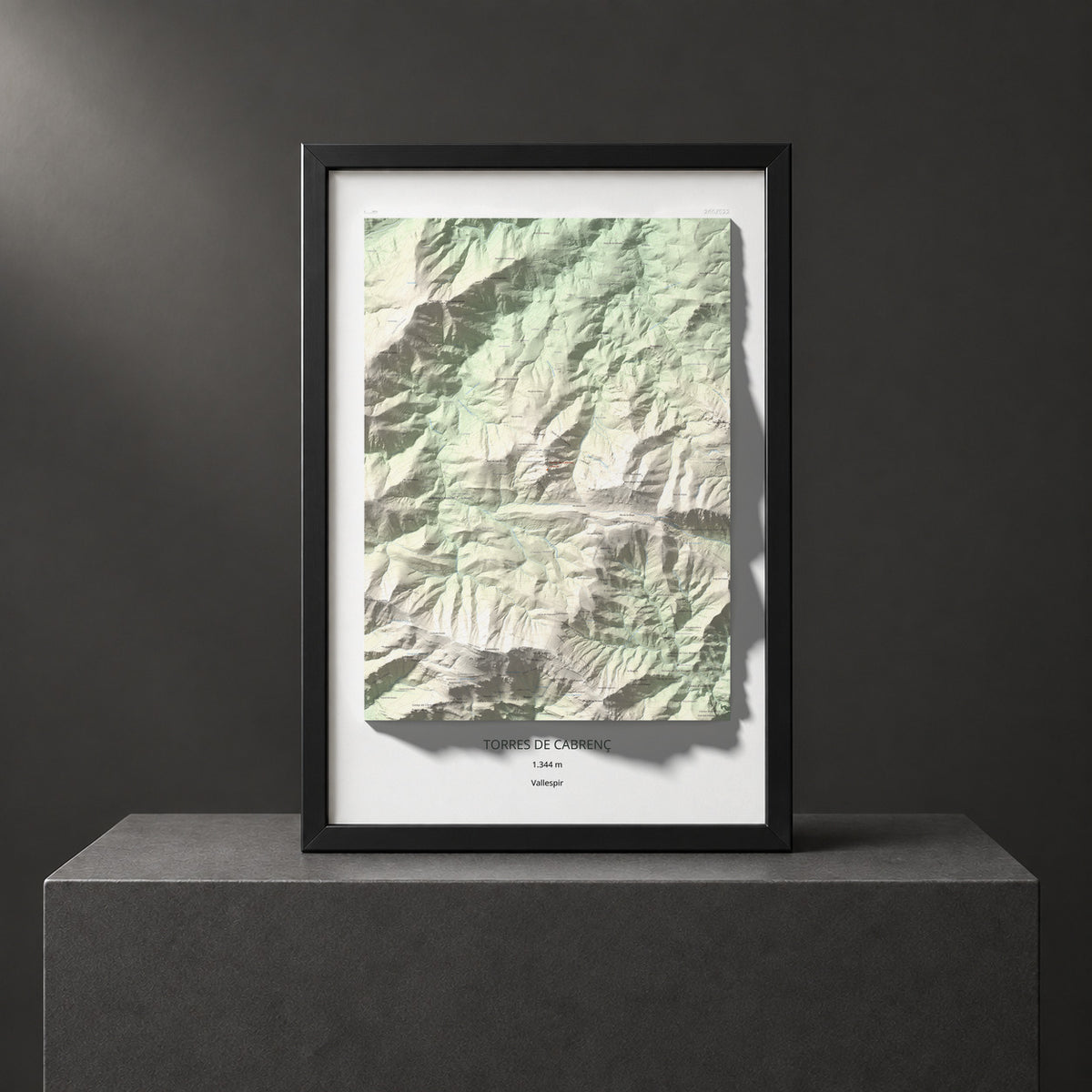 Mapa de relieve de Torres de Cabrenç, 1344 m, Vallespir, lámina 100 Cims de Trobart. Presentación enmarcada. 61 × 91 cm.