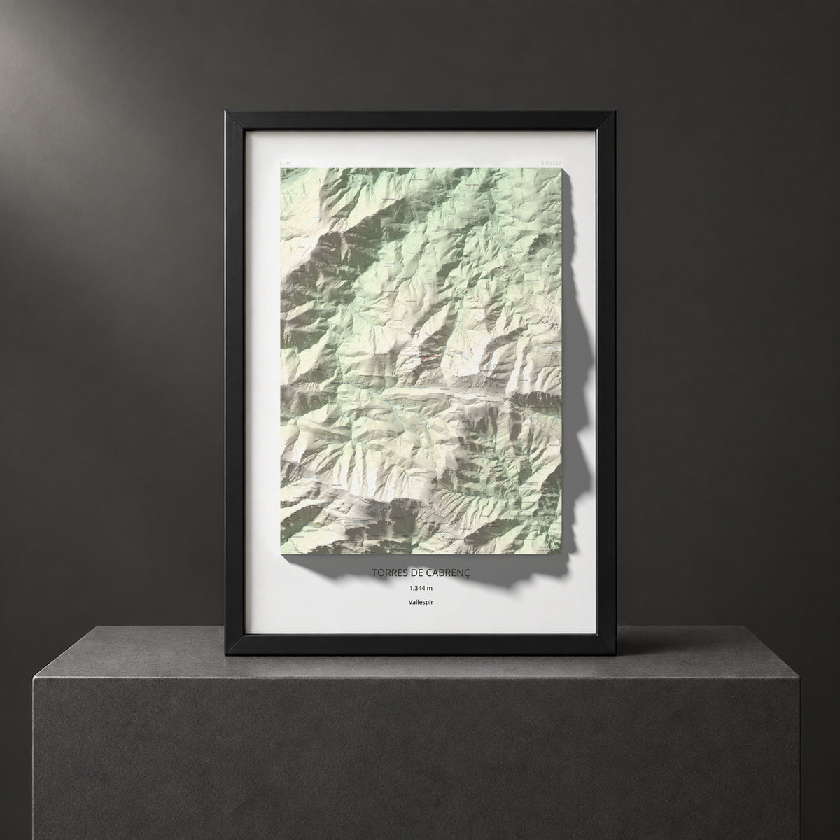 Mapa de relieve de Torres de Cabrenç, 1344 m, Vallespir, lámina 100 Cims de Trobart. Presentación enmarcada. 70 × 100 cm.