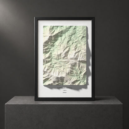 Mapa de relieve de Torres de Cabrenç, 1344 m, Vallespir, lámina 100 Cims de Trobart. Presentación enmarcada. 70 × 100 cm.
