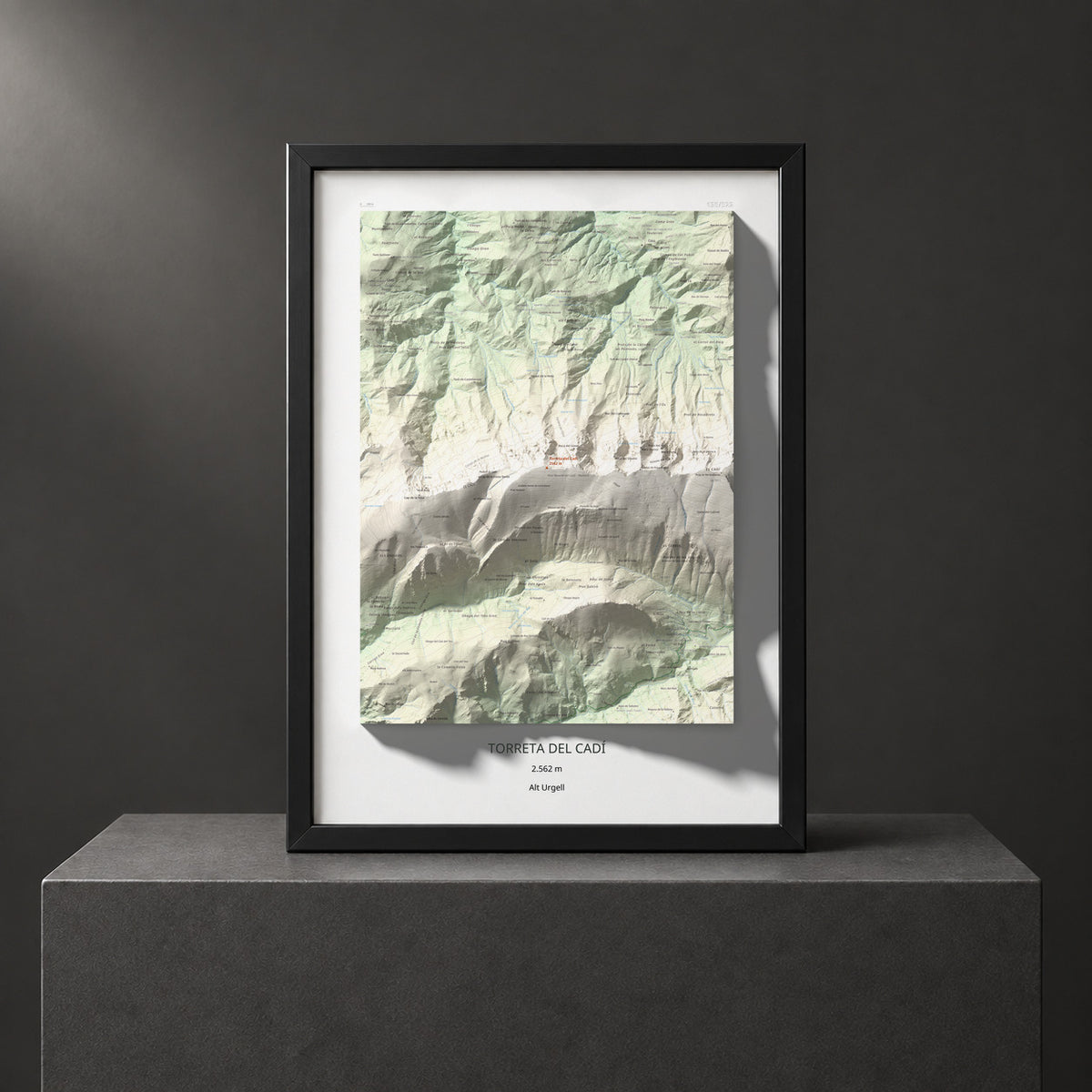 Mapa de relieve de Torreta del Cadí, 2562 m, Alt Urgell, lámina 100 Cims de Trobart. Presentación enmarcada. 50 × 70 cm.