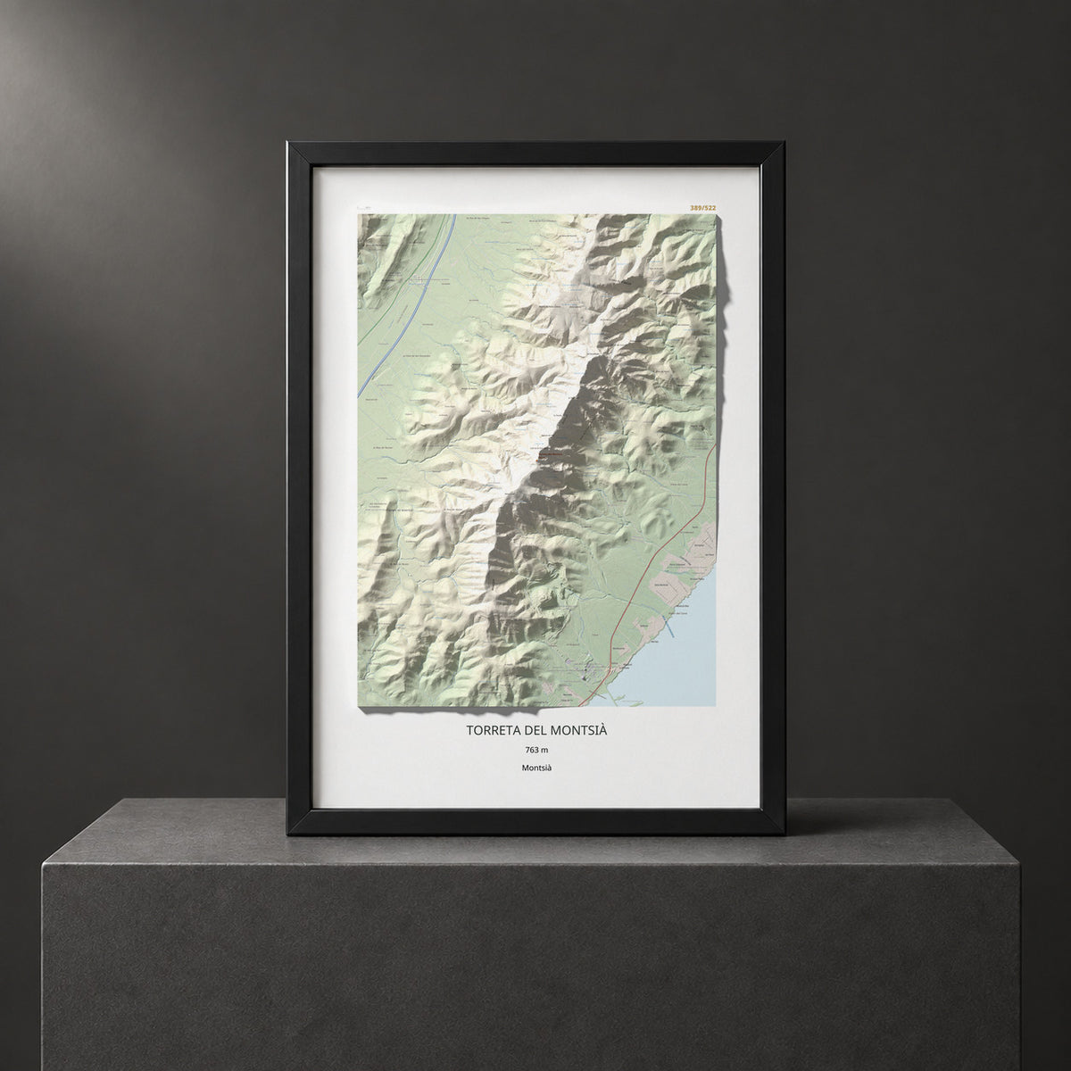 Mapa topogràfic del relleu: Torreta del Montsià, 763 m. Presentació emmarcada. 70 × 100 cm.