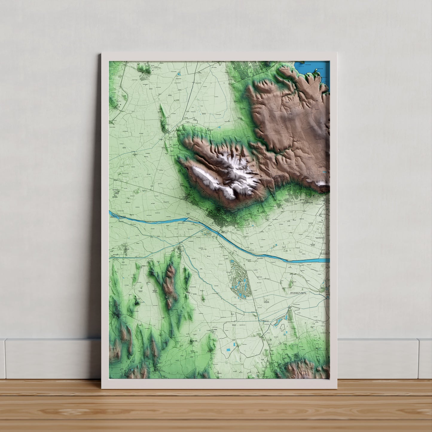 Mapa artístico del relieve de Torroella de Montgrí, al Baix Empordà, con 15 km de entorno y base topográfica ICGC. Presentación enmarcada.