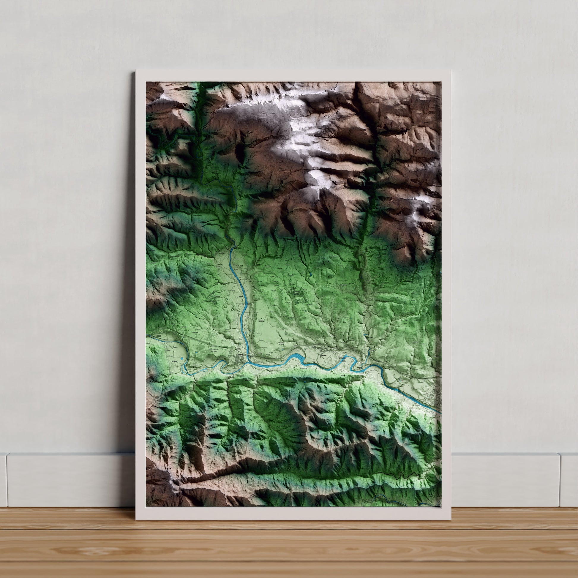 Mapa artístico del relieve de Tortellà, a la Garrotxa, con 15 km de entorno y base topográfica ICGC. Presentación enmarcada.