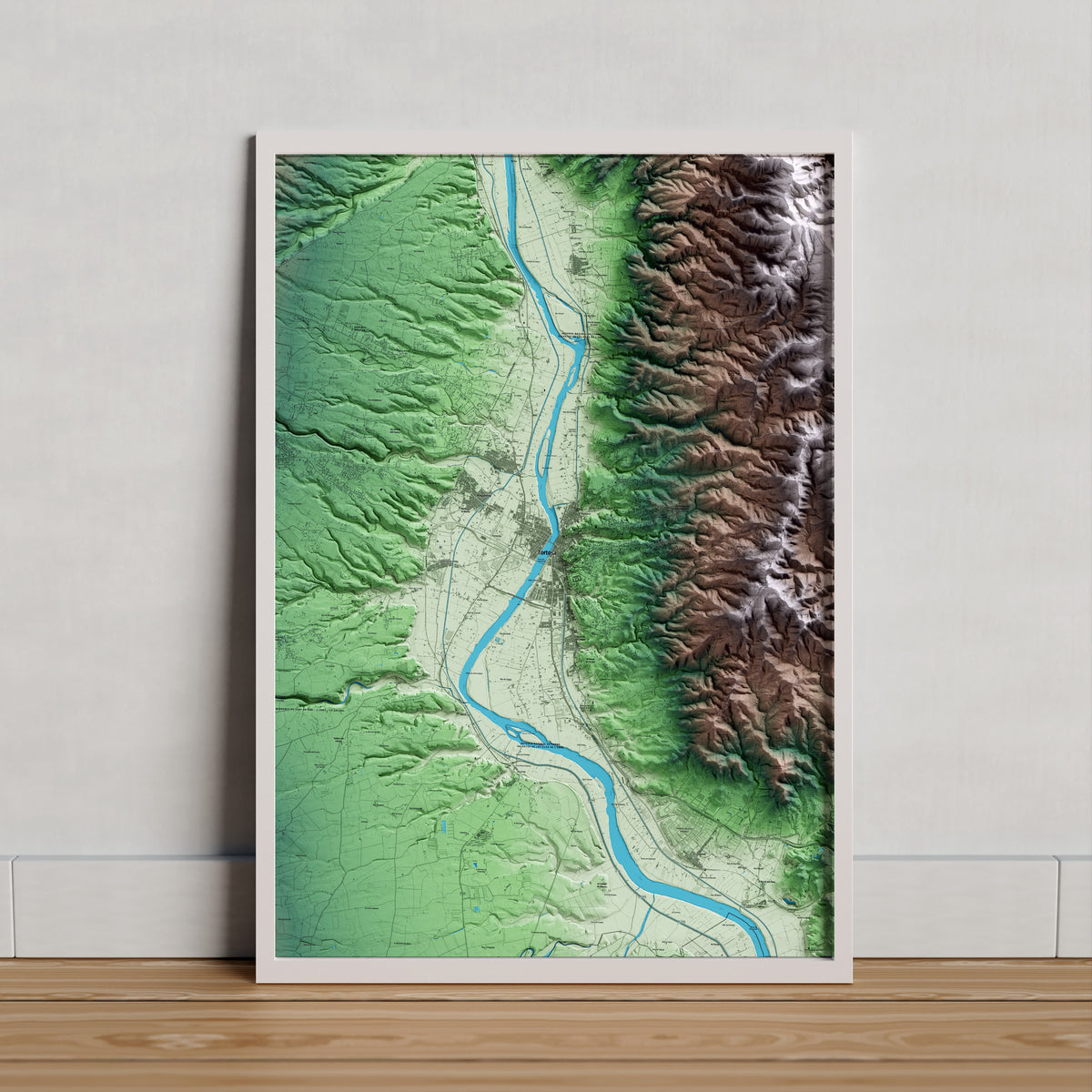 Mapa artístico del relieve de Tortosa, al Baix Ebre, con 15 km de entorno y base topográfica ICGC. Presentación enmarcada.