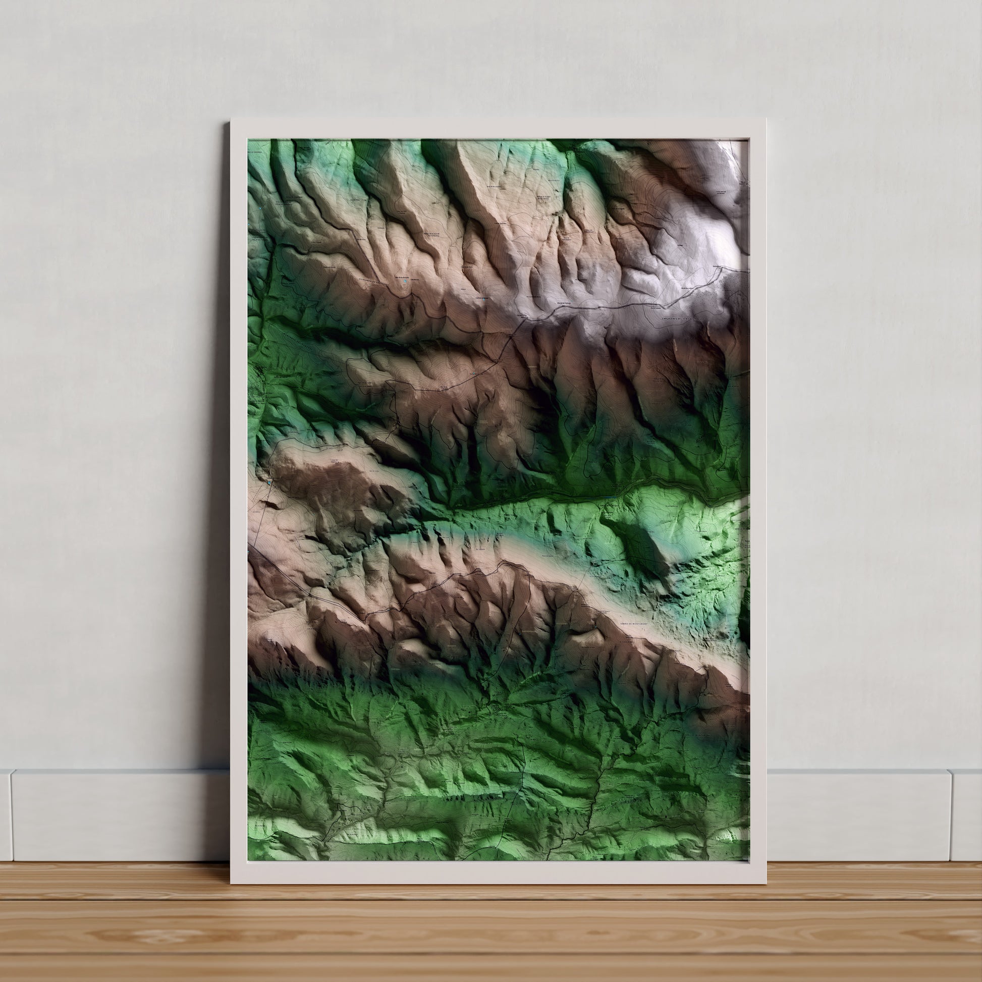 Mapa artístico del relieve de Toses, al Ripollès, con 15 km de entorno y base topográfica ICGC. Presentación enmarcada.